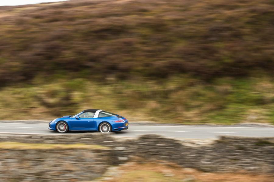  Porsche 911 Targa 4S 2016 года  (UK) (фото 17 из 40)